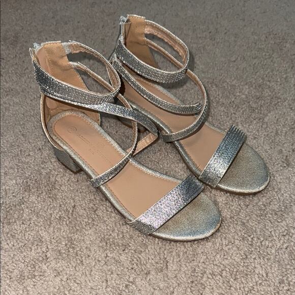 Adrienne Vittadini Levain Silver Strappy Girls Heels Kids Size 4 - Picture 1 of 8